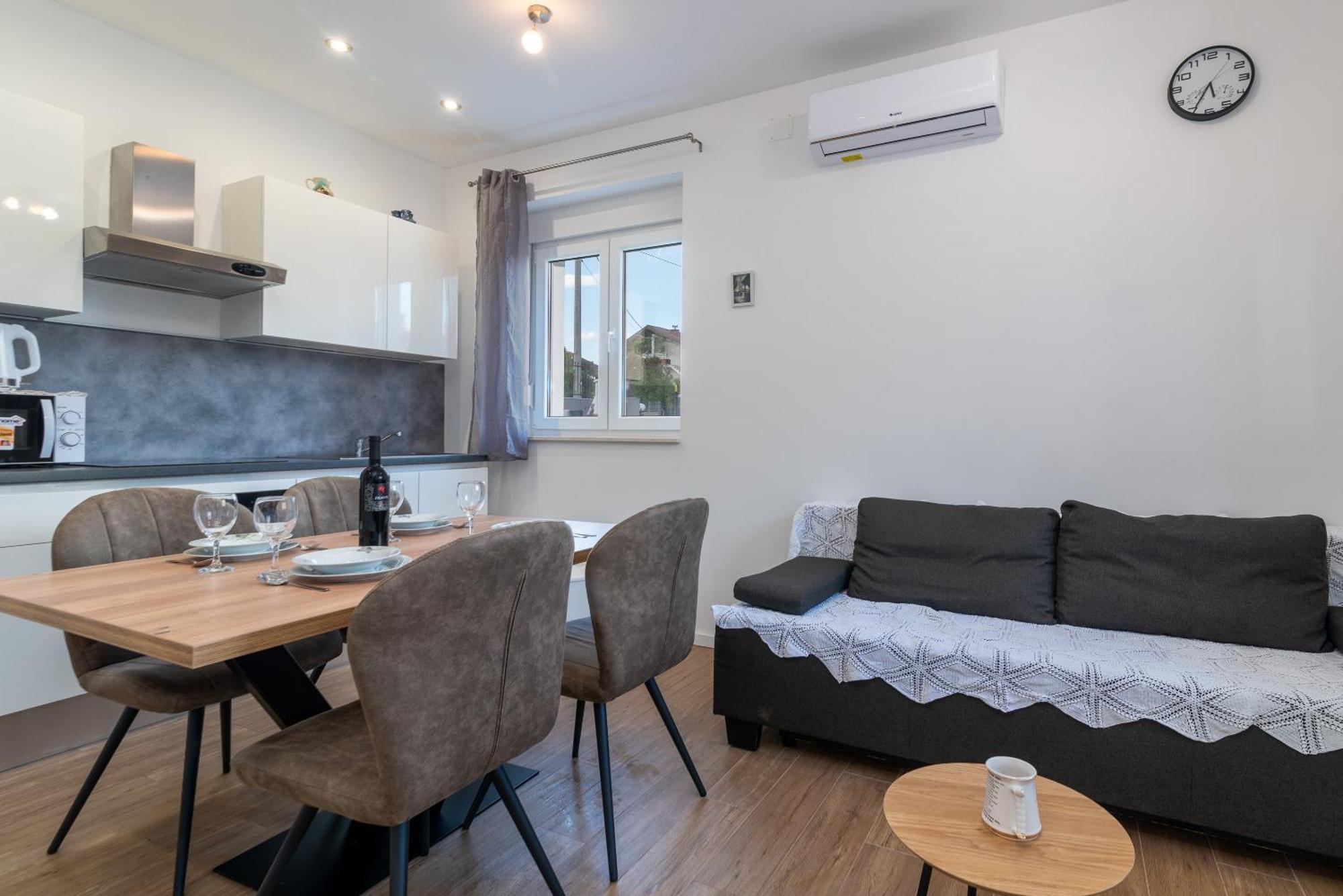 Apartman Dino โตรกีร์ ภายนอก รูปภาพ