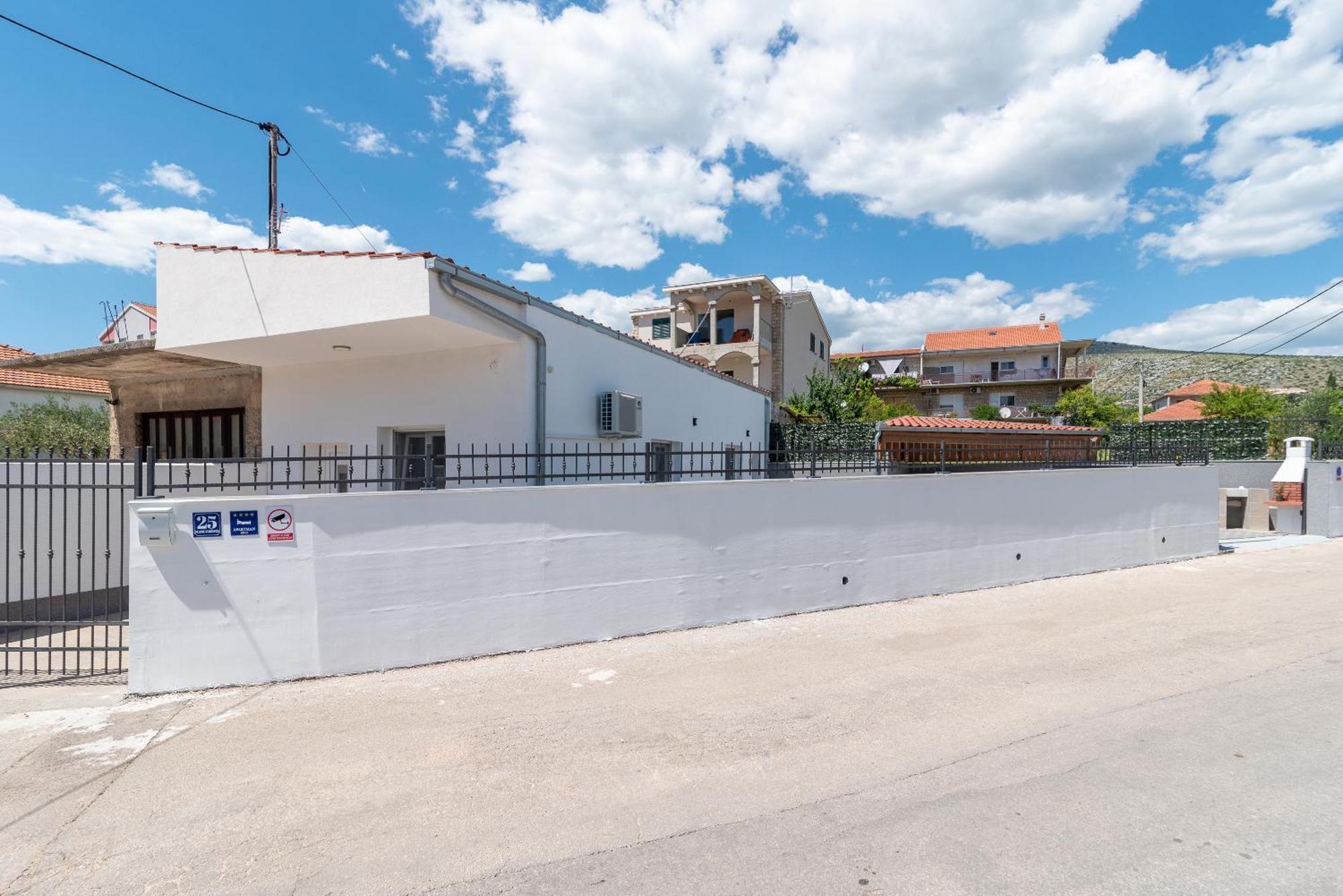 Apartman Dino โตรกีร์ ภายนอก รูปภาพ