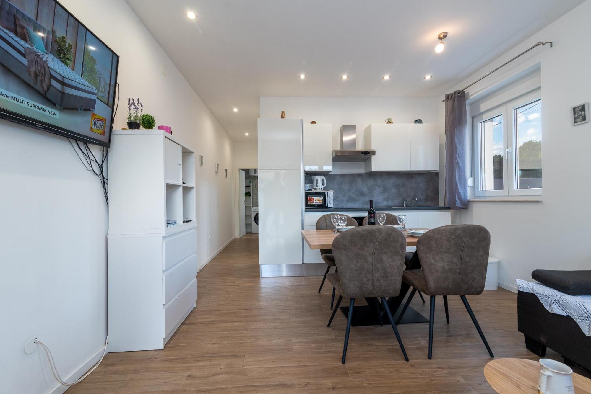 Apartman Dino โตรกีร์ ภายนอก รูปภาพ