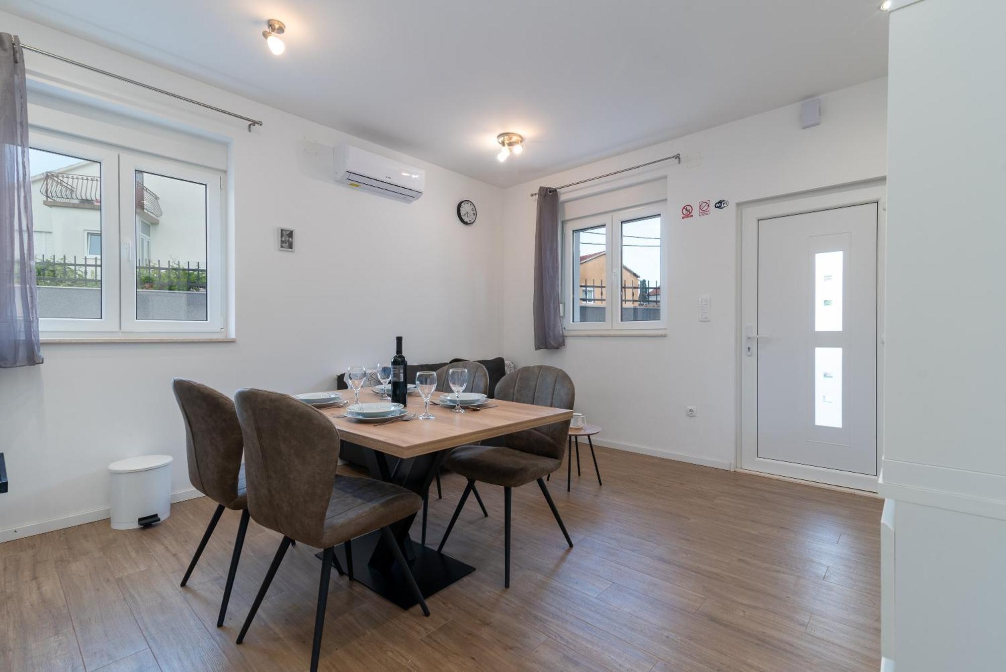 Apartman Dino โตรกีร์ ภายนอก รูปภาพ